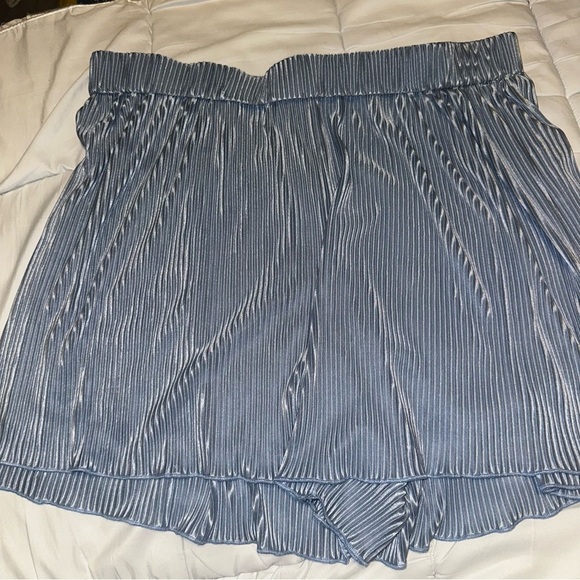 NWOT SHEIN PLISSE SHORTS - Picture 2 of 6